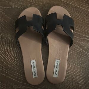 Steve Madden Black and Tan Slide Sandals